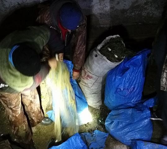 Rezultatul a zece ore de pândă, în beznă, târâș pe arătură: Trei braconieri din Vâlcea prinși cu un km de plasă pe Olt