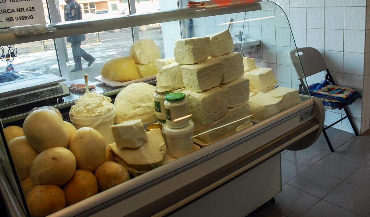 Românii mănâncă mai multă brânză de import decât de la producători locali. „La Sibiu omul știe că cea autohtonă e de calitate”