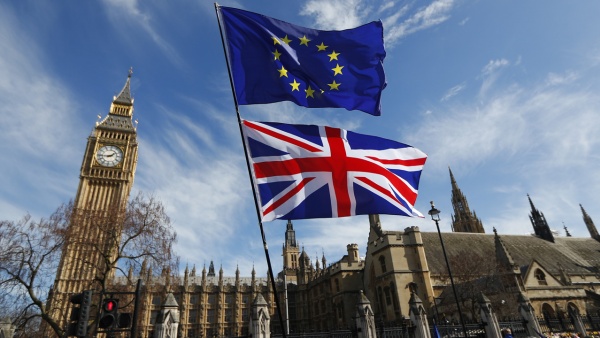 Demisia Theresei May riscă să conducă la producerea unui Brexit fără niciun acord