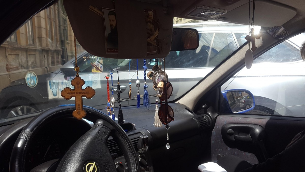 Briz briz din parbriz: Mașinile sibienilor își poartă crucea