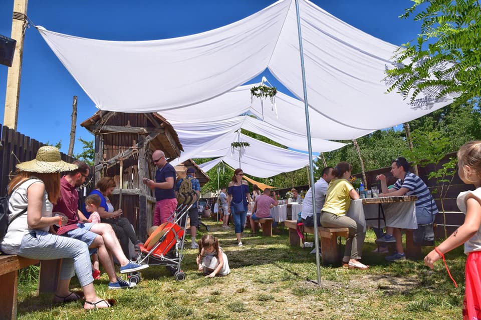 FOTO-Brunch la Săcădate cu tocană de ardei cu frecăței, teapșă la cratiță, jumări cu ceapă, pită cu chisătură și multe altele