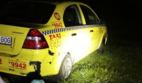 Taxi de la 942 abandonat pe malul Oltului. Șoferul a fugit în tufe