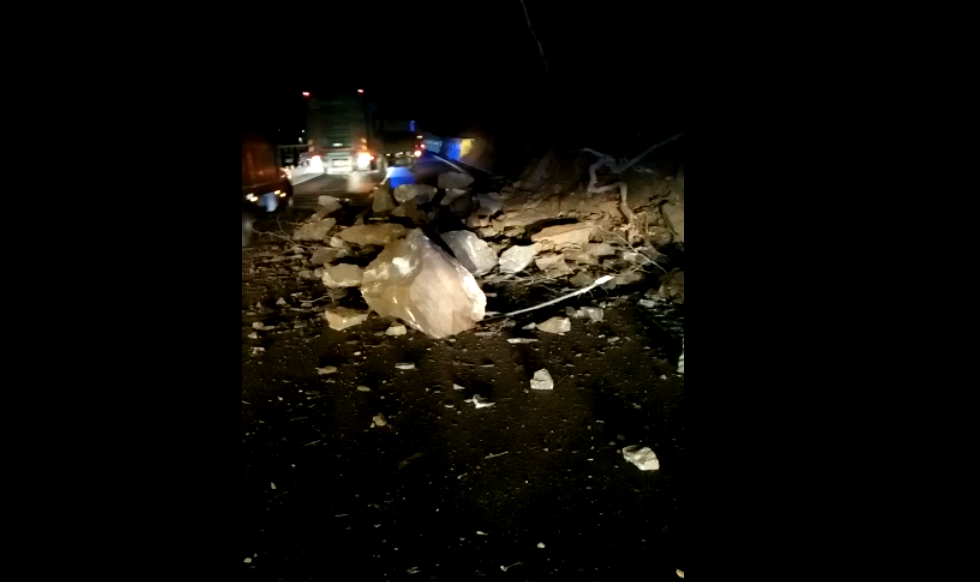 Căderi de pietre și pământ, azi noapte, pe Valea Oltului | Video