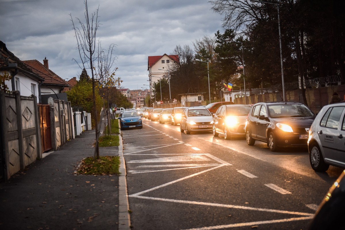 Primele soluții pentru calvarul pe Calea Cisnădiei, cozile de pe Alba Iulia sau criza parcărilor. Consultare publică săptămâna viitoare