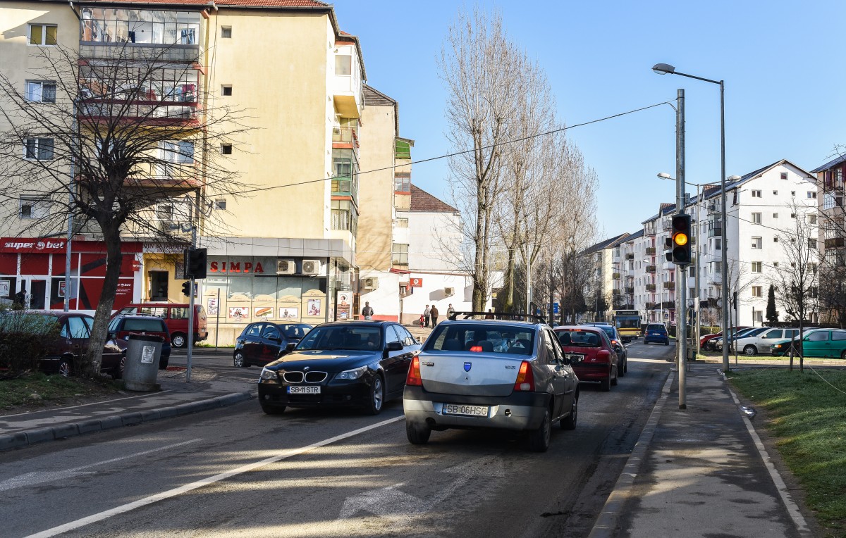 Semaforul de la intrarea în Sibiu a fost pus în funcțiune timp de o oră pe zi. Spre disperarea șoferilor
