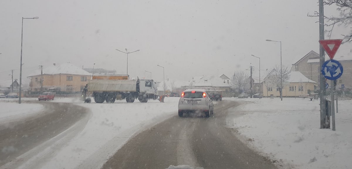 ACTUALIZARE Autoritățile locale despre deszăpezire: a crescut numărul utilajelor scoase pe străzi