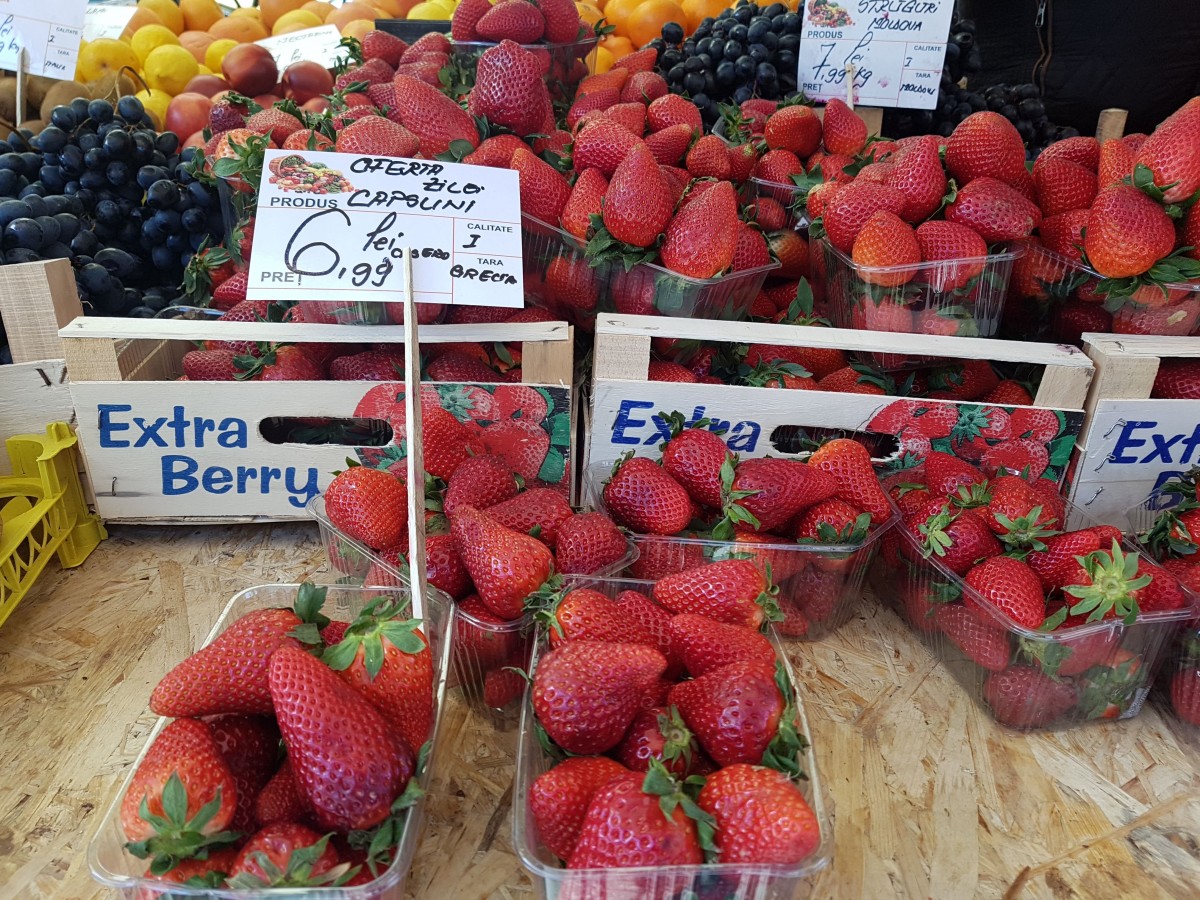 Foto - Cu cât se vând fructele și legumele de primăvară în piețele din Sibiu