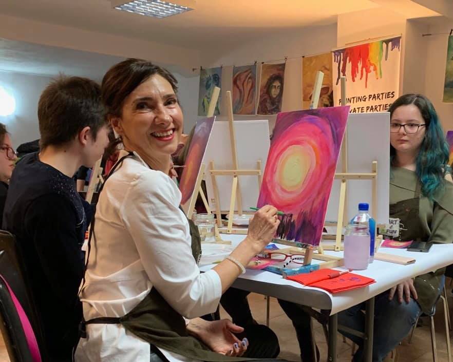 Carmen Iohannis, cu elevii la pictură: Educaţia se face cu Frumosul în nuanţe