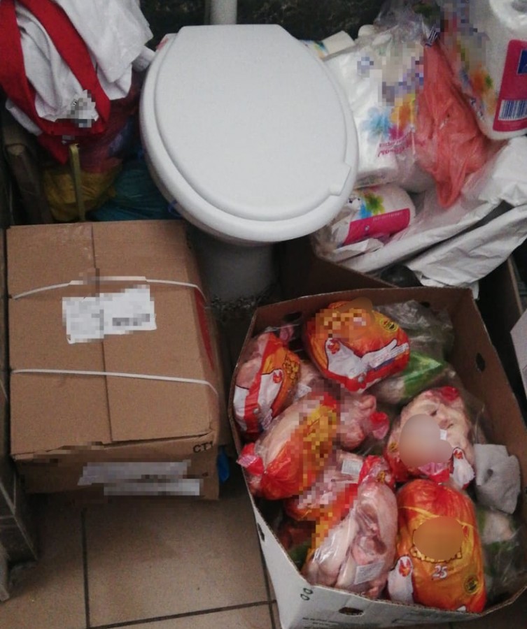 FOTO Razie prin piețele Sibiului: carne ținută în toaletă, expirată și produse contrafăcute