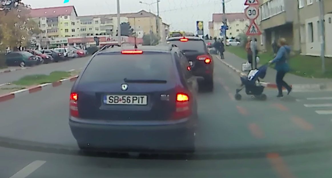 VIDEO-Accident evitat la limită. Un părinte scoate căruciorul copilului în fața mașinii