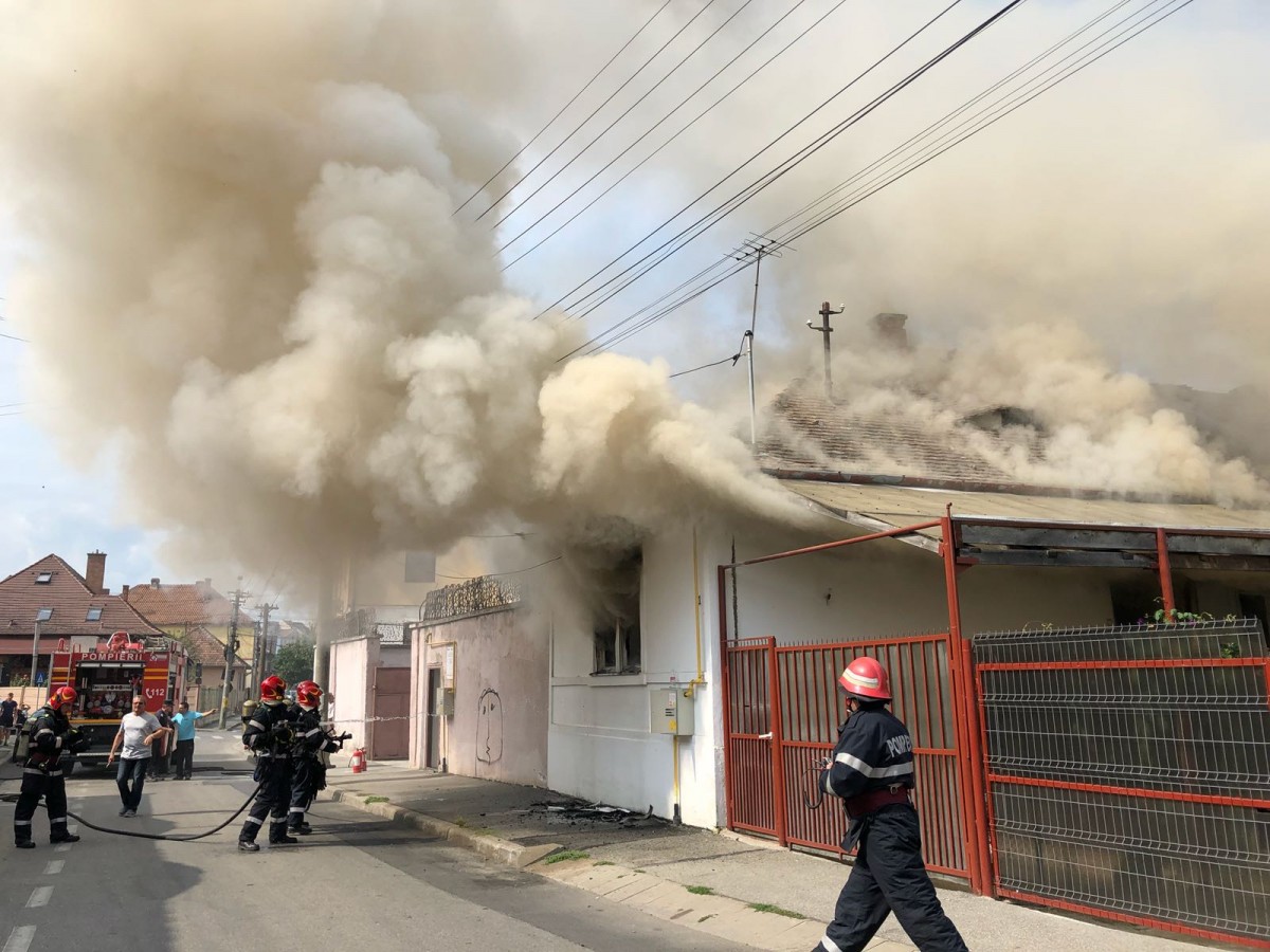 VIDEO Incendiu în interiorul unei case din cartierul Reșița