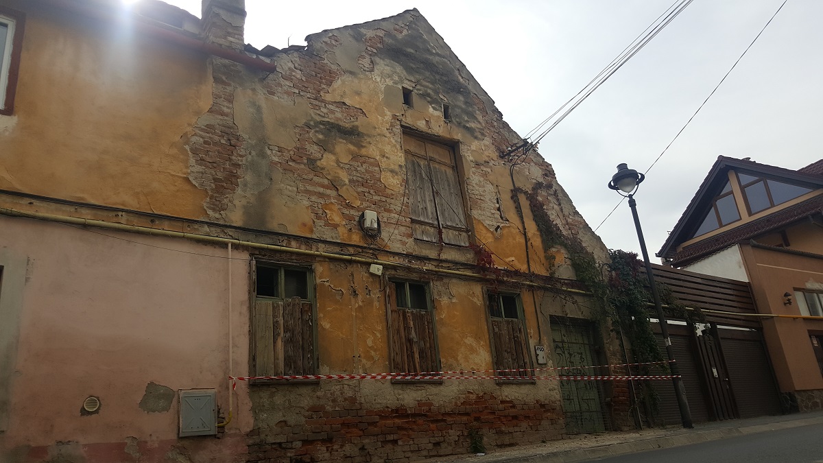 Actualizare: Casa în pericol de prăbușire din centrul istoric va fi demolată de Primărie | Foto și video