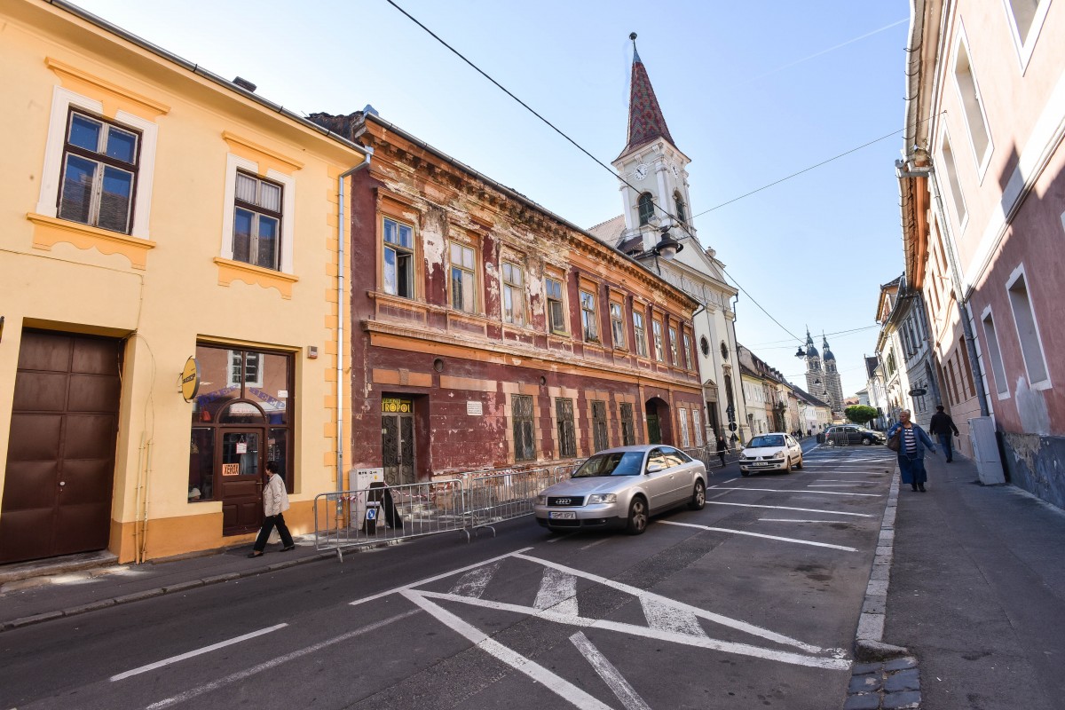 FOTO Centrul Sibiului: trafic deviat din cauza unui fost hotel care se dezintegrează