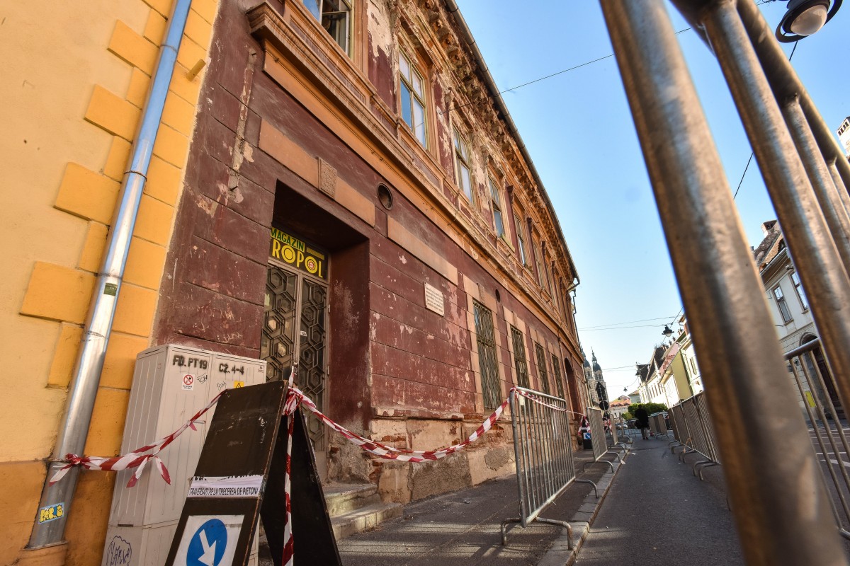 Primăria construiește tuneluri din schele pentru a proteja sibienii de casele care se dezintegrează