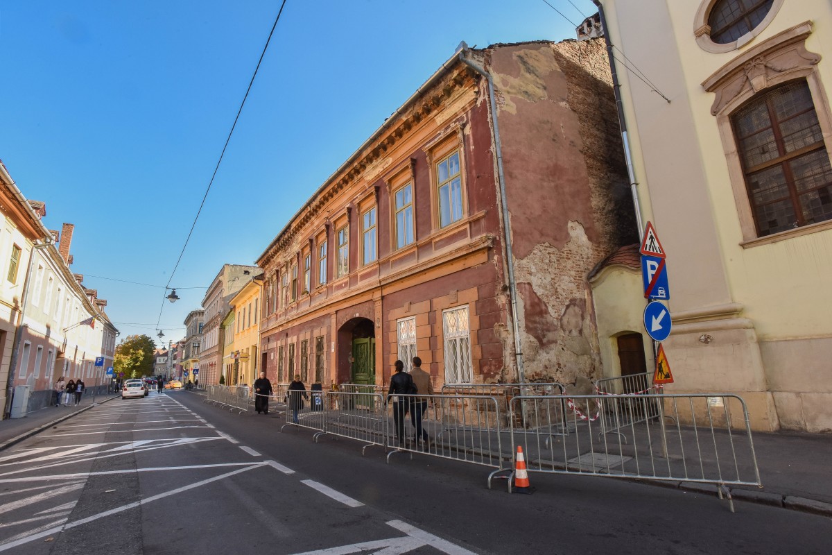 Amenzi de 130.000 date proprietarilor de case dărăpănate. Casele cad în continuare