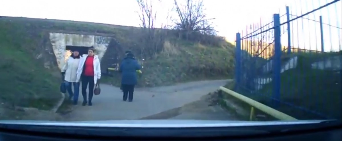 VIDEO Casele fără drum. ”Înțeleg, acolo e trotuar, dar trebuie să circul spre casă…”