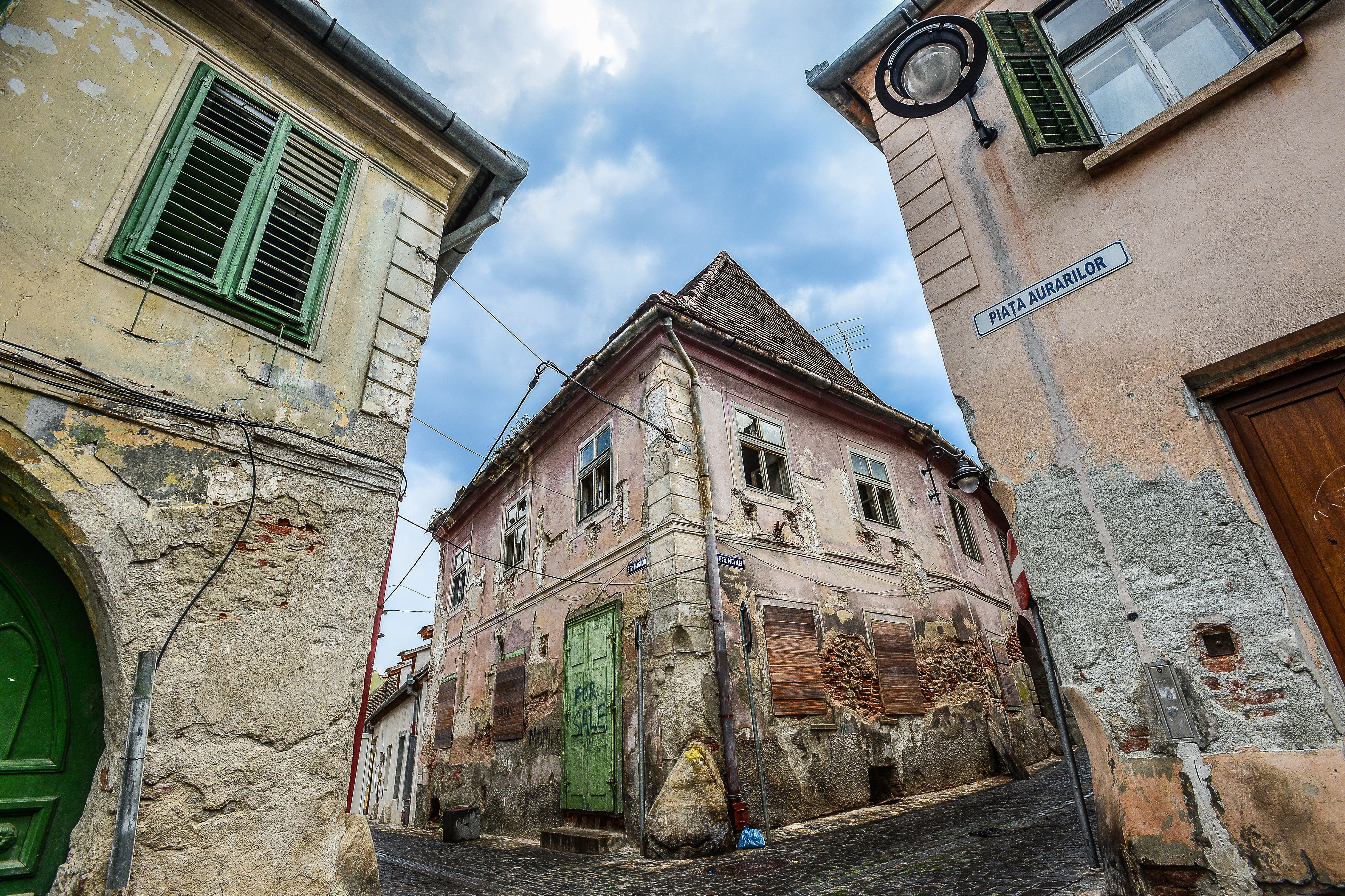 Sunteți printre cei 300 de proprietari de dărăpănături? Vă așteaptă impozite cu până la 500% mai mari