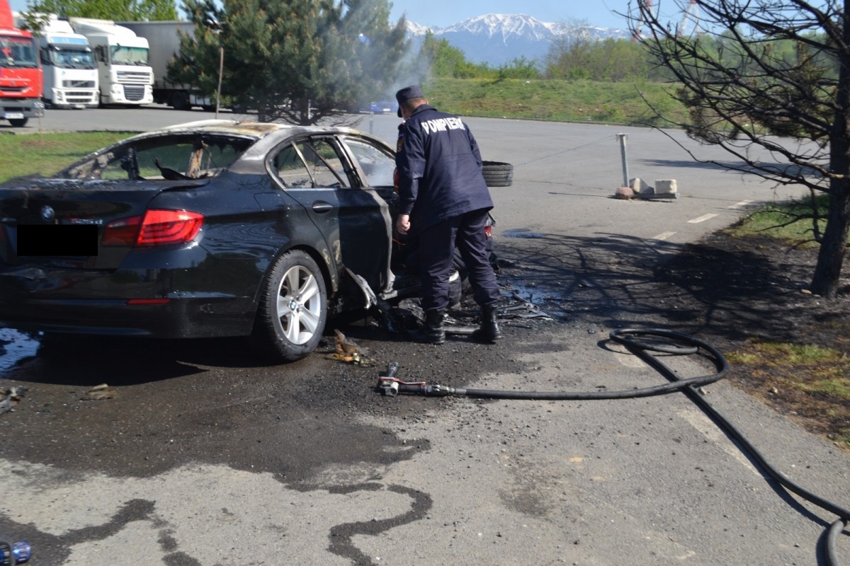 O mașină a luat foc pe Maramureșului. Mașina era în mers