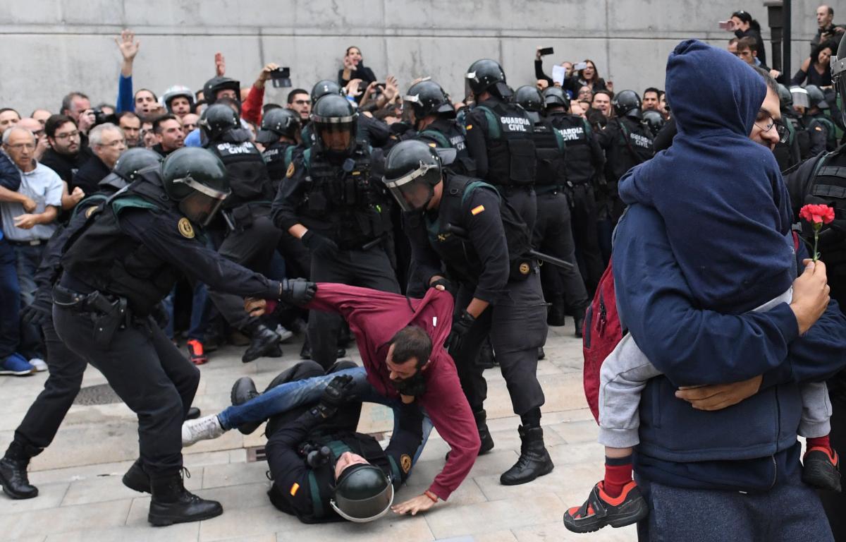 Video. Peste 400 de răniți în Catalonia, în ziua referendumului. Confruntări violente între votanţi şi poliţia spaniolă
