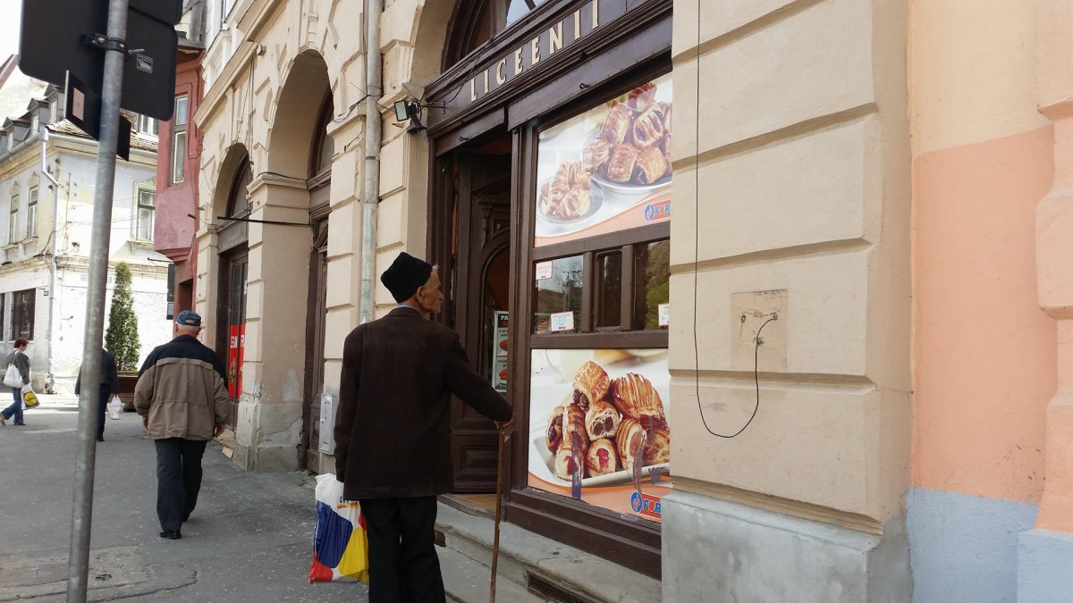 Ce porcării mănâncă elevii din Sibiu de la fast-food-urile de lângă școli