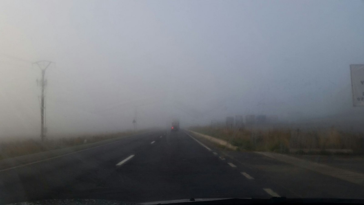 Codul galben de ceață, prelungit până la ora 14. La munte e soare