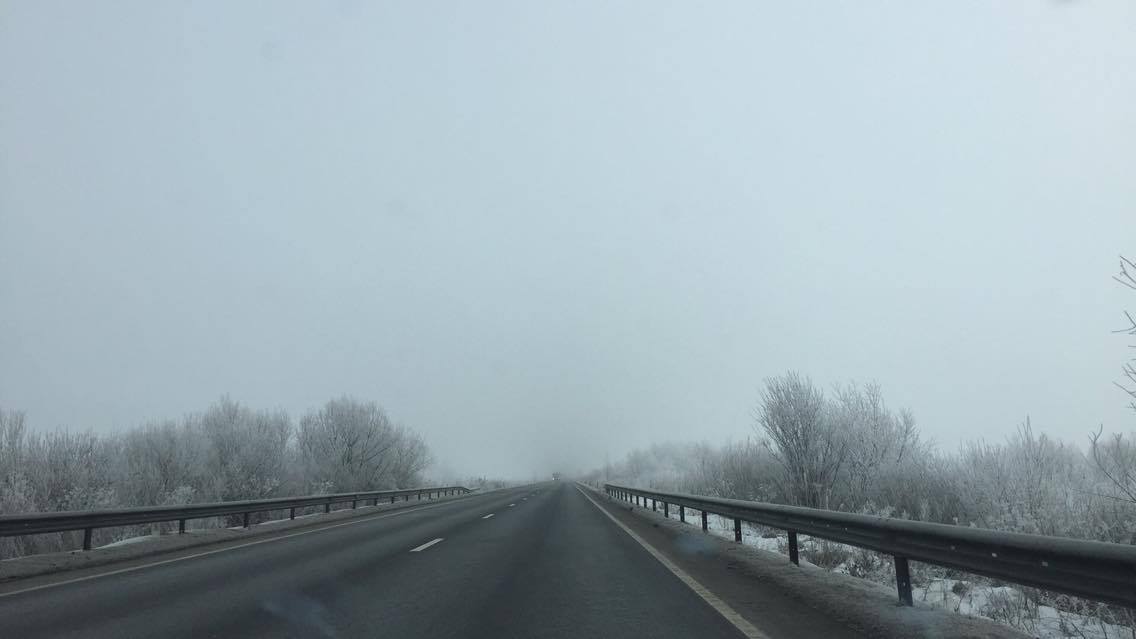 În județul Sibiu se circulă în condiții de iarnă. Spre Păltiniș ninge ușor