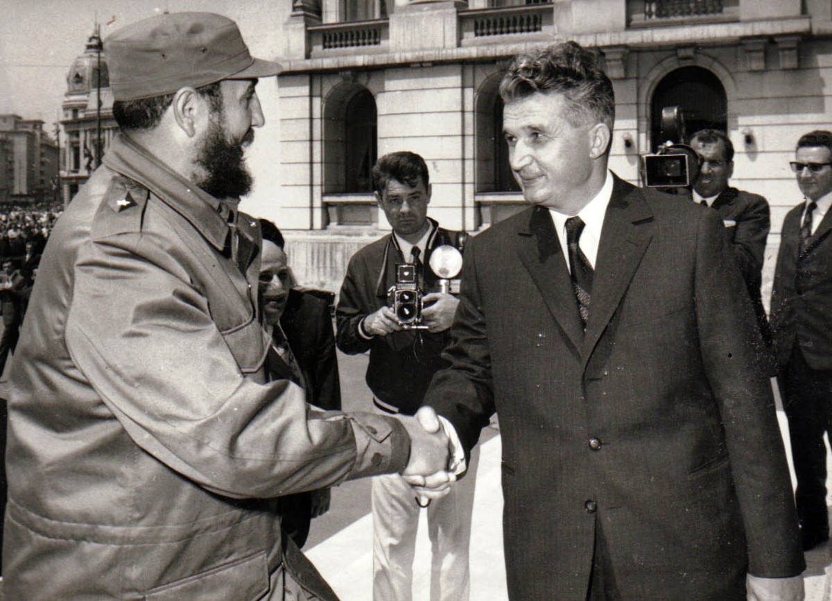 Expoziție: Cadourile primite de Nicolae și Elena Ceaușescu, în situații de protocol