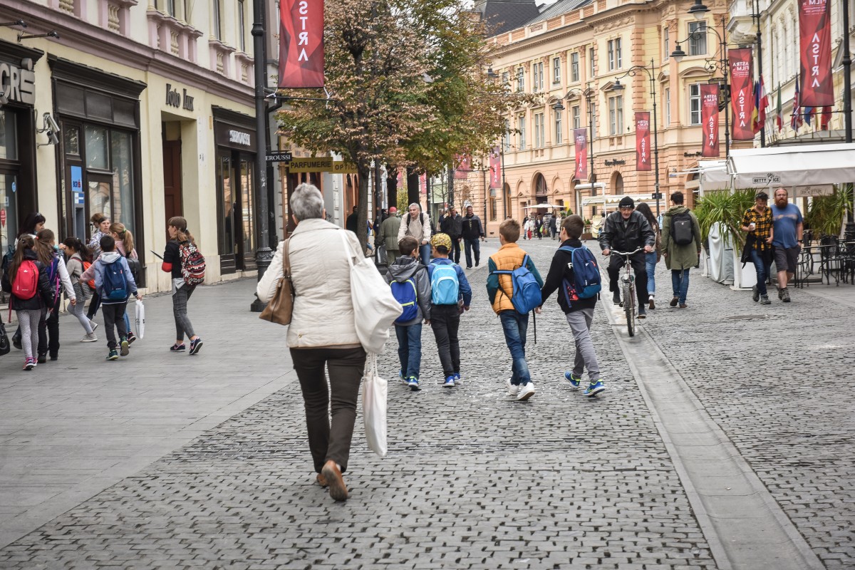 Câți elevi din Sibiu au părinții plecați peste hotare. Ce discută cu consilierii școlari