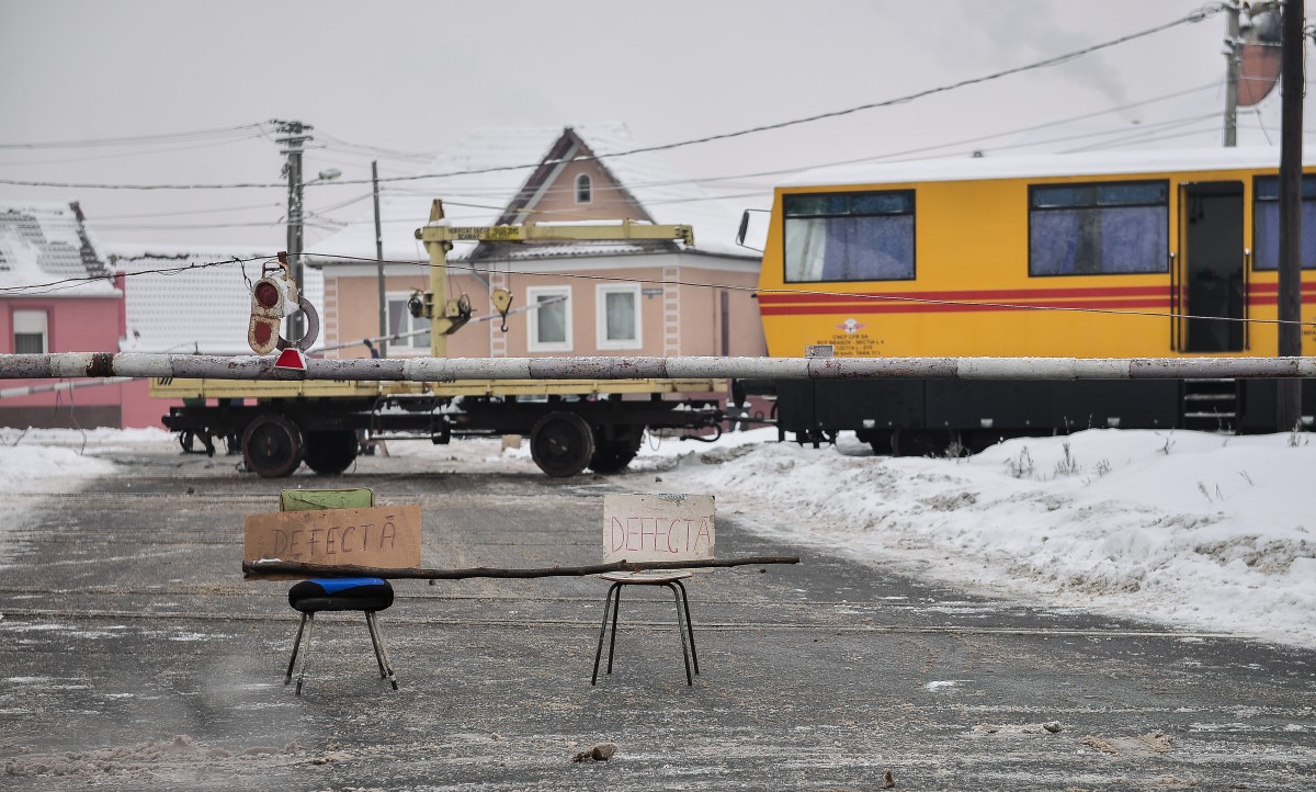 A înghețat bariera CFR: traficul pe Calea Turnișorului, blocat | Foto