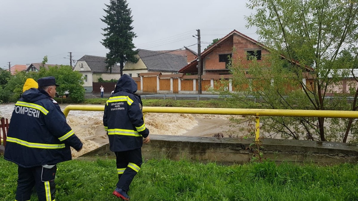 ISU Sibiu a cerut sprijin de forțe din Hunedoara, Alba și Vâlcea. „Peste 300 de pompieri acționează în sprijinul cetățenilor”