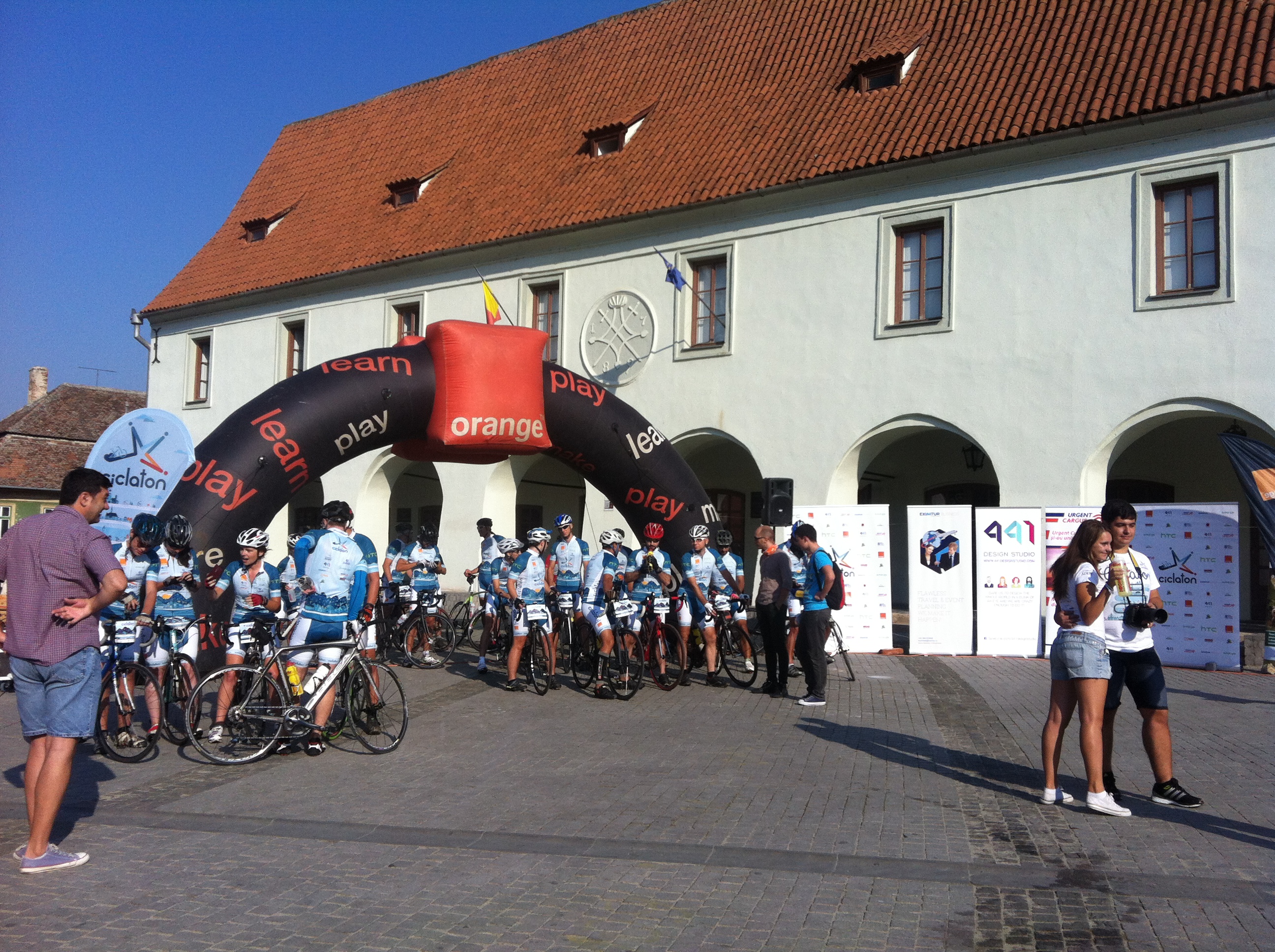 VIDEO Start în cicatlon, din Piața Mică. Peste 600 de kilometri prin Transilvania