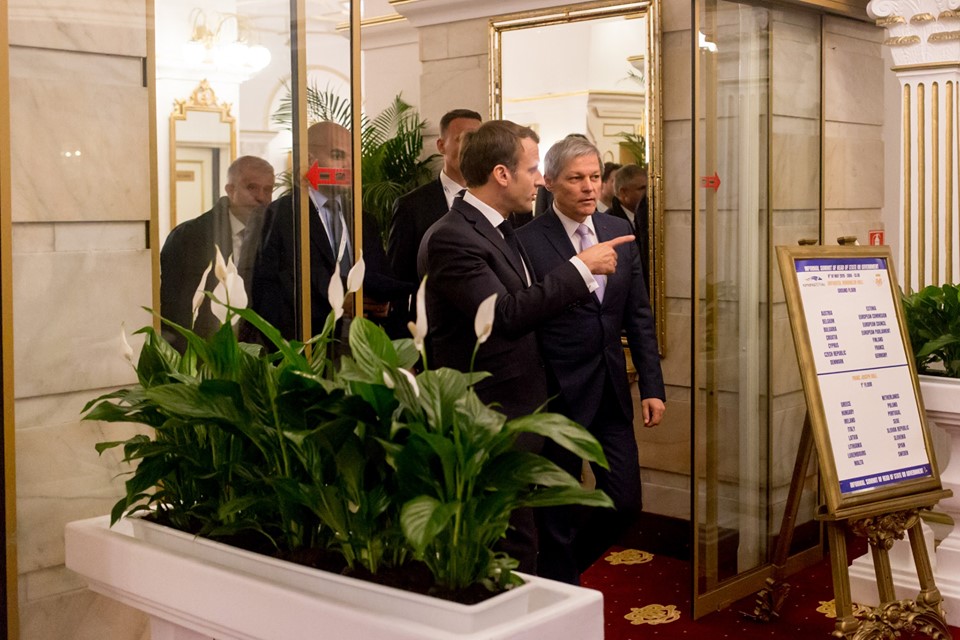 Ce nu s-a văzut la Summit. Cu cine s-a întâlnit președintele Macron la hotel