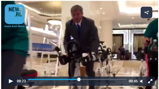 Dacian Cioloş a pedalat pe o bicicletă în holul unui hotel, înainte de participarea la o conferinţă. VIDEO