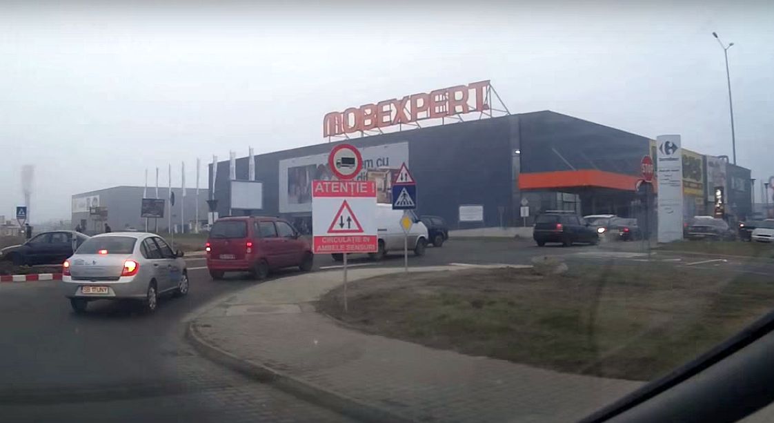 VIDEO – Cât de atenți sunt șoferii la schimbările de la mall: claxoane, nervi, înjurături