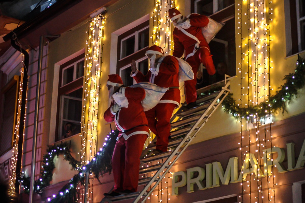 Iluminatul festiv din Cisnădie, pus în funcțiune miercuri seara, după un concert Carla's Dreams (CP)