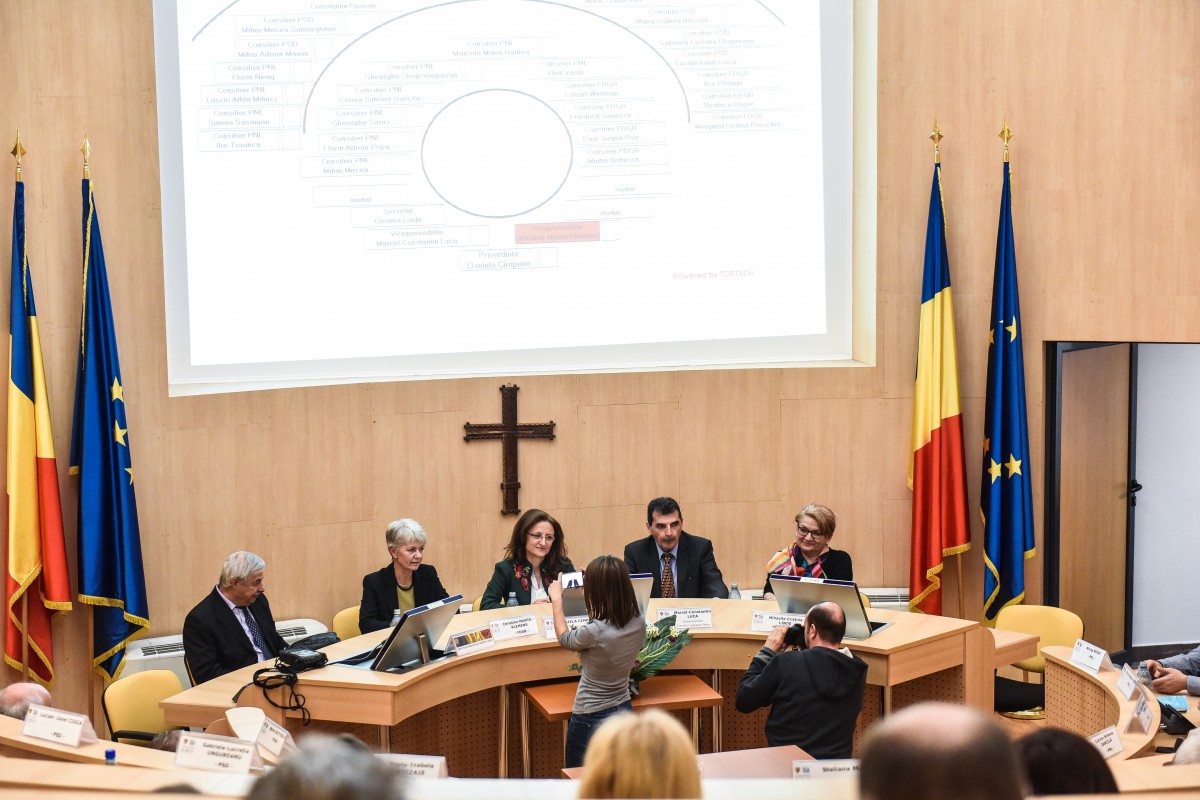 Opt pe un loc. Concurență mare pentru secretarul recompensat cu aproape 3.000 de euro, lunar