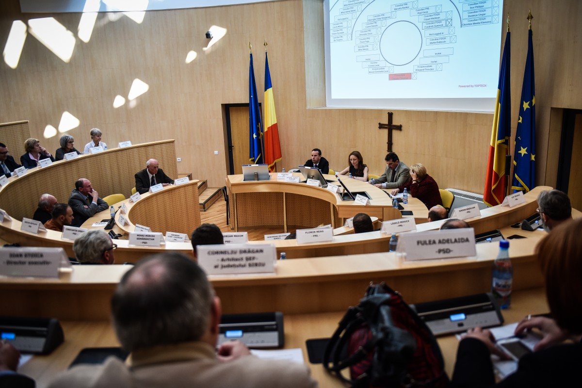 Gunoaiele aduse de la Alba la Sibiu generează primul conflict deschis între FDGR și PNL. Deocamdată au câștigat FDGR și PSD | Video