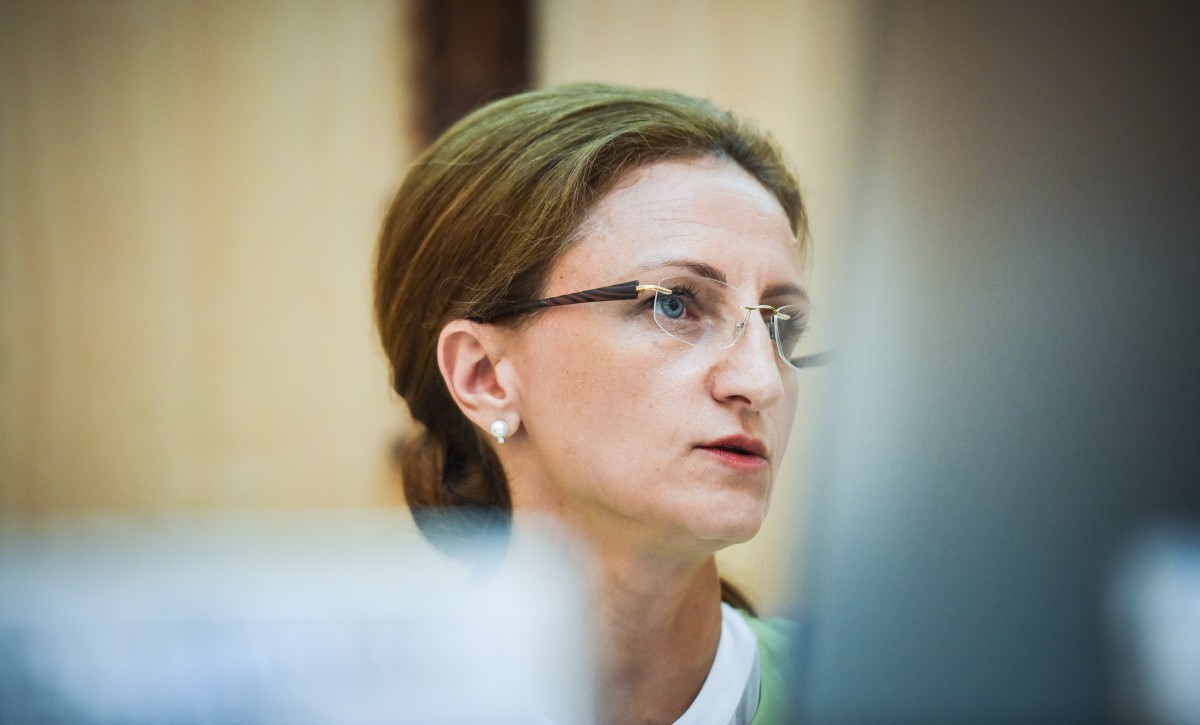 Daniela Cîmpean: 80% - contracte directe cu Consiliul Județean și au cinci oameni pe marketing. Cum e posibil?