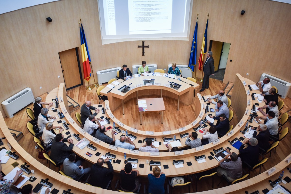 Dosarul ”prăjiturilor de protocol”: Consiliul Județean Sibiu angajează avocat cu 12.000 de lei pentru a recupera 1,8 milioane de lei