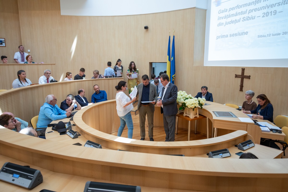 Bucurie, flori și premii în bani: Consiliul Județean Sibiu a răsplătit 170 de olimpici și profesori îndrumători din întreg județul