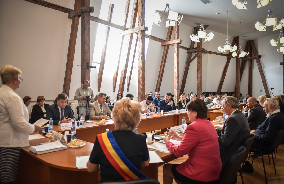 Acum doi ani erau împotrivă. Cum vor vota acum FDGR și PNL în cazul filmării ședințelor de Consiliu local?