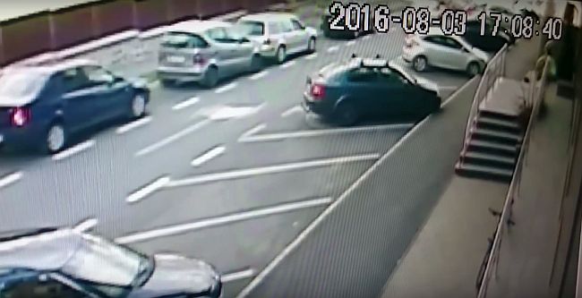 VIDEO – SB 01 CAN, lovește o mașină în parcare și fuge