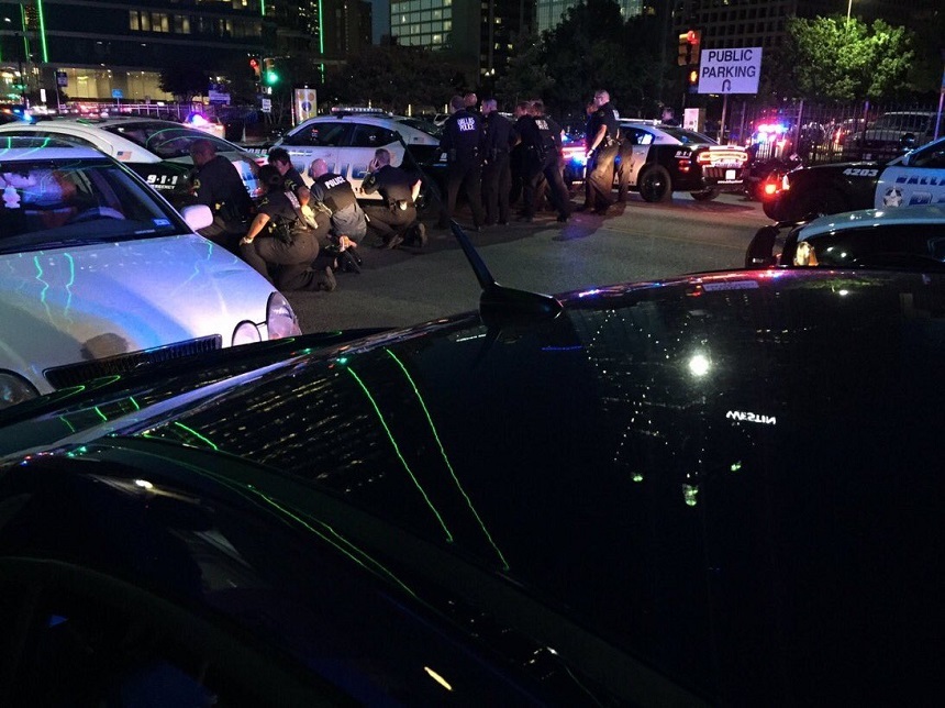 Patru ofiţeri de poliţie au fost ucişi de lunetişti în timpul unui protest, la Dallas. Alţi şapte poliţişti sunt răniţi