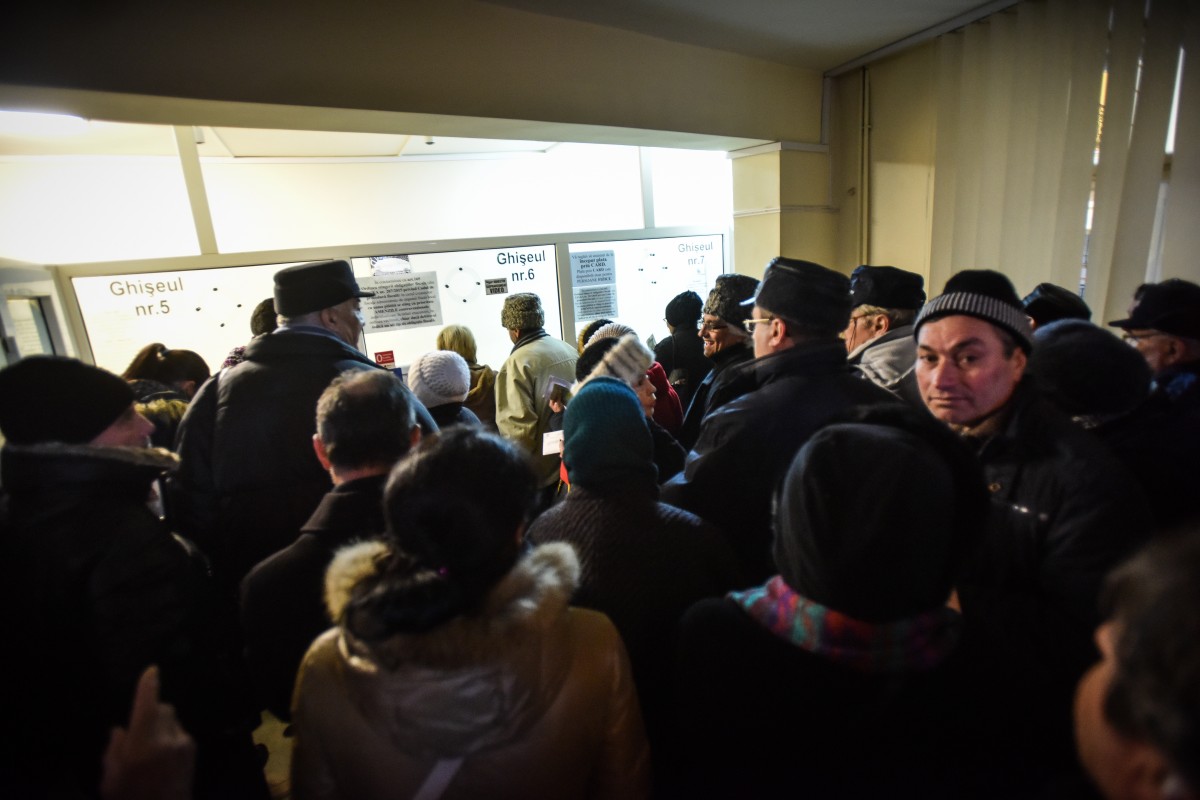 Cozile taxei de salubrizare: Primăria ține ghișeele deschise și sâmbătă