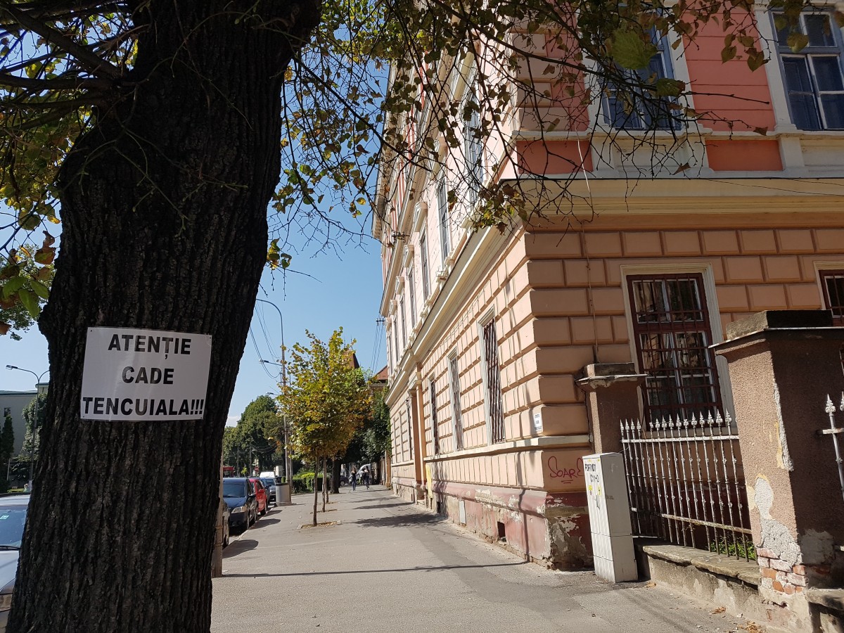 Cade tencuiala de pe Colegiul Agricol din Sibiu. „Nu putem face nimic”