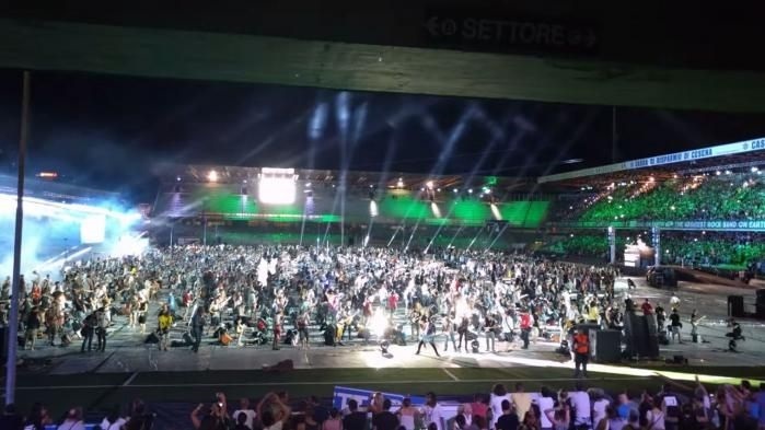 Record Guinness: Piesa ”Smells Like Teen Spirit” a trupei Nirvana, interpretată simultan de 1.200 de muzicieni, în Italia – VIDEO