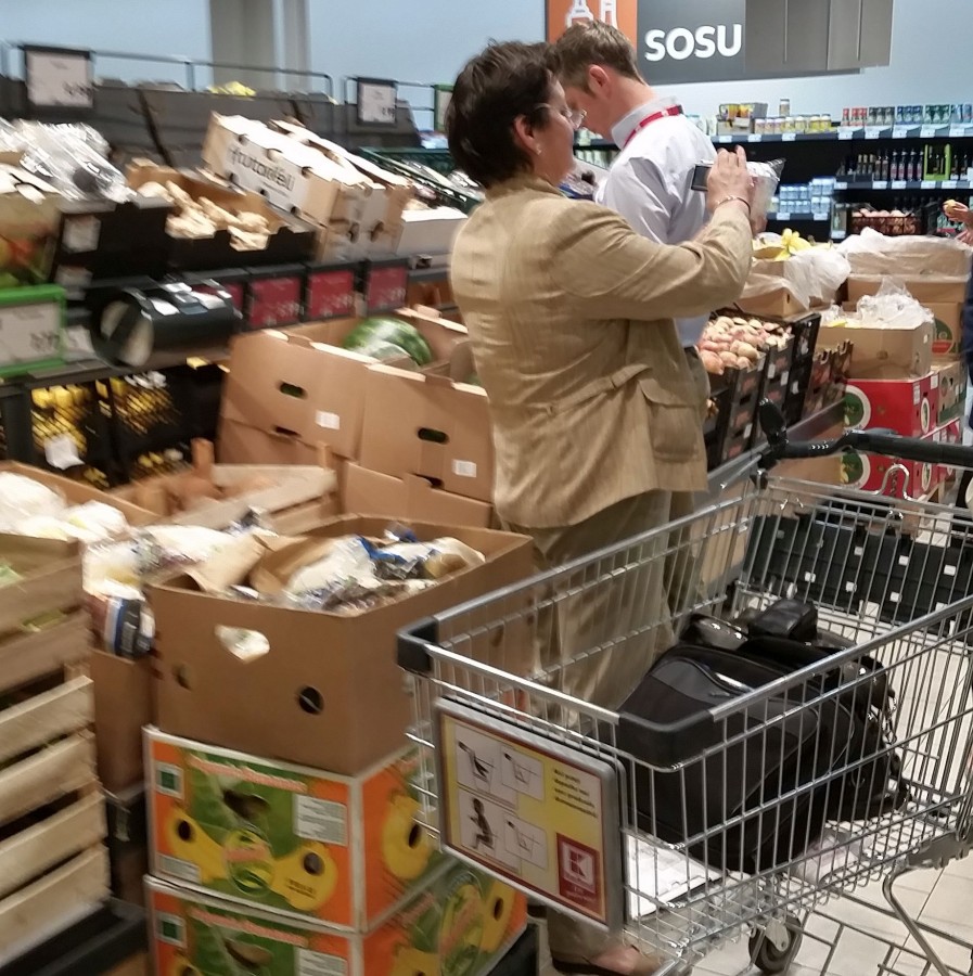 Am mers cu Protecția Consumatorului în control la supermarket. Ne păcălim singuri la cumpărături