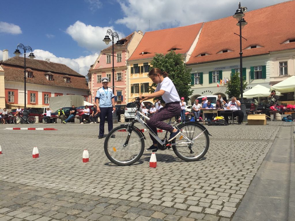 Peste 100 de elevi sibieni au învătat cum să circule corect cu bicicleta