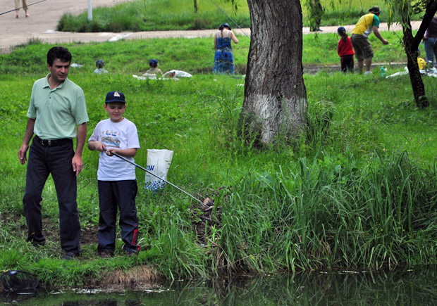 Copiii care vor să devină pescari cu acte în regulă o pot face mâine gratuit