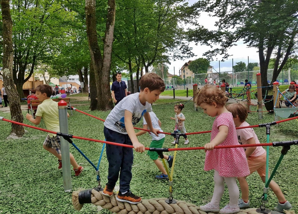 Eu, de Ziua Copilului... „Vreau să joc ping-pong cu tata, dar el nu vrea”